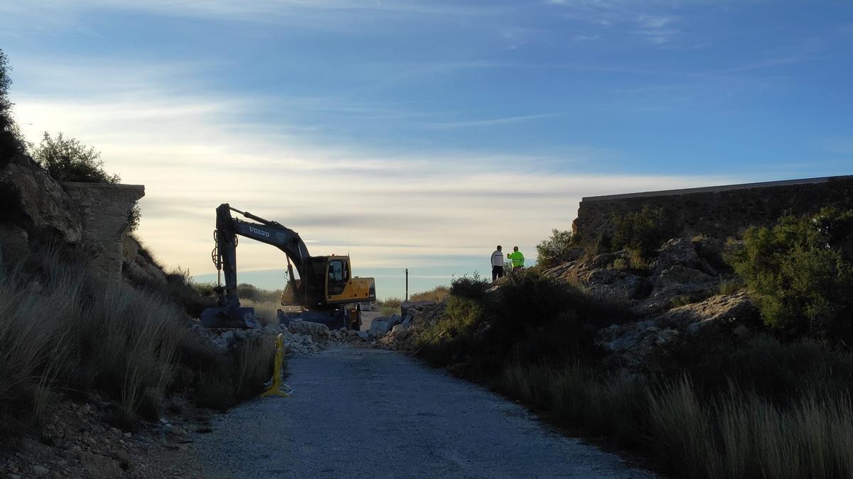 El estado en el que se encuentra el acueducto del barranco del Grifo, tras haber colisionado un camión.