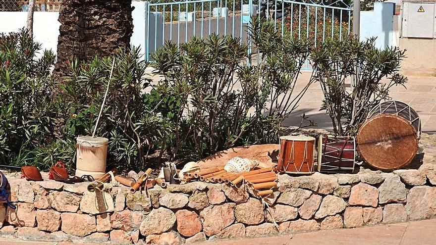 Tots els intruments tradicionals, preparats per al taller sobre les pedres de la jardinera.