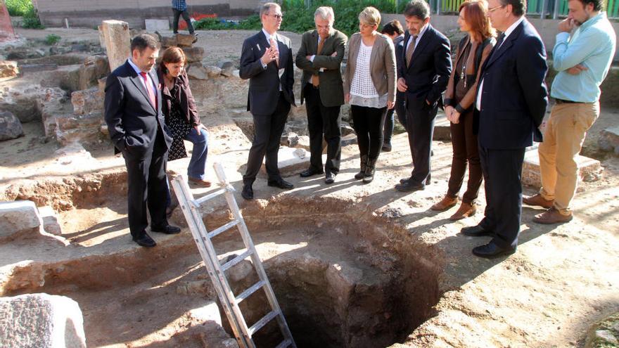 Los patronos de las excavaciones del Barrio Romano del Molinete conocieron ayer los nuevos hallazgos de la Fase II del yacimiento.