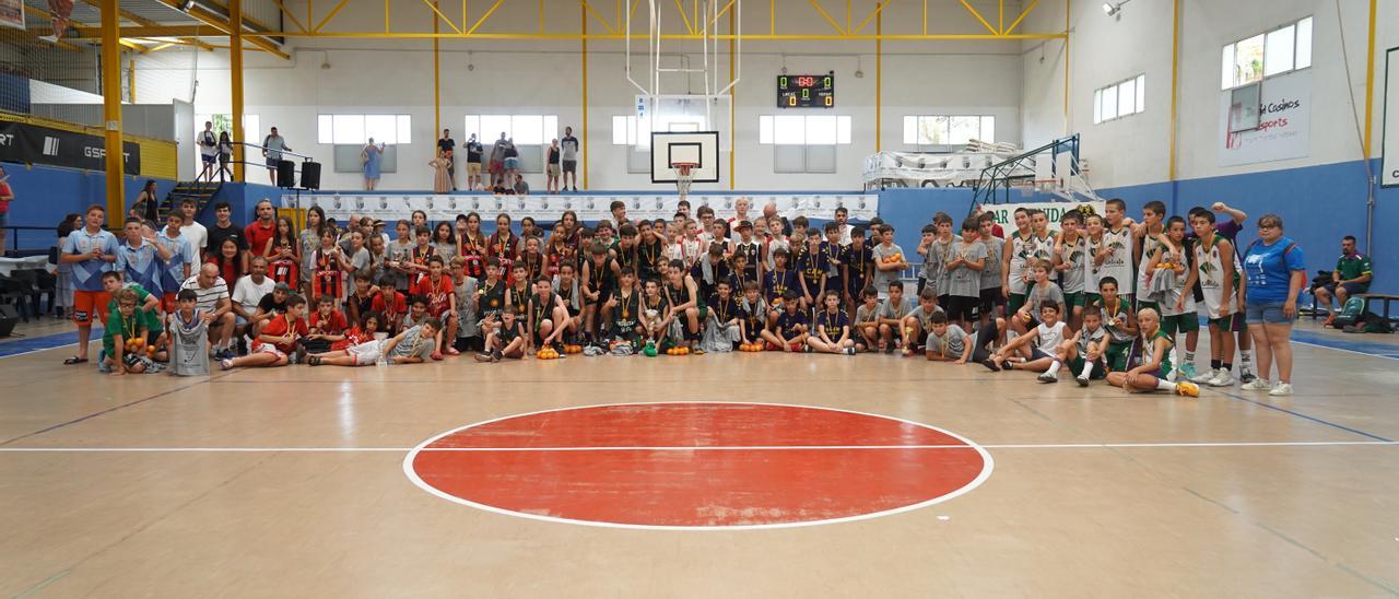 Jugadores de los equipos participantes en el Torneig Nacional Aleví del Genovés.