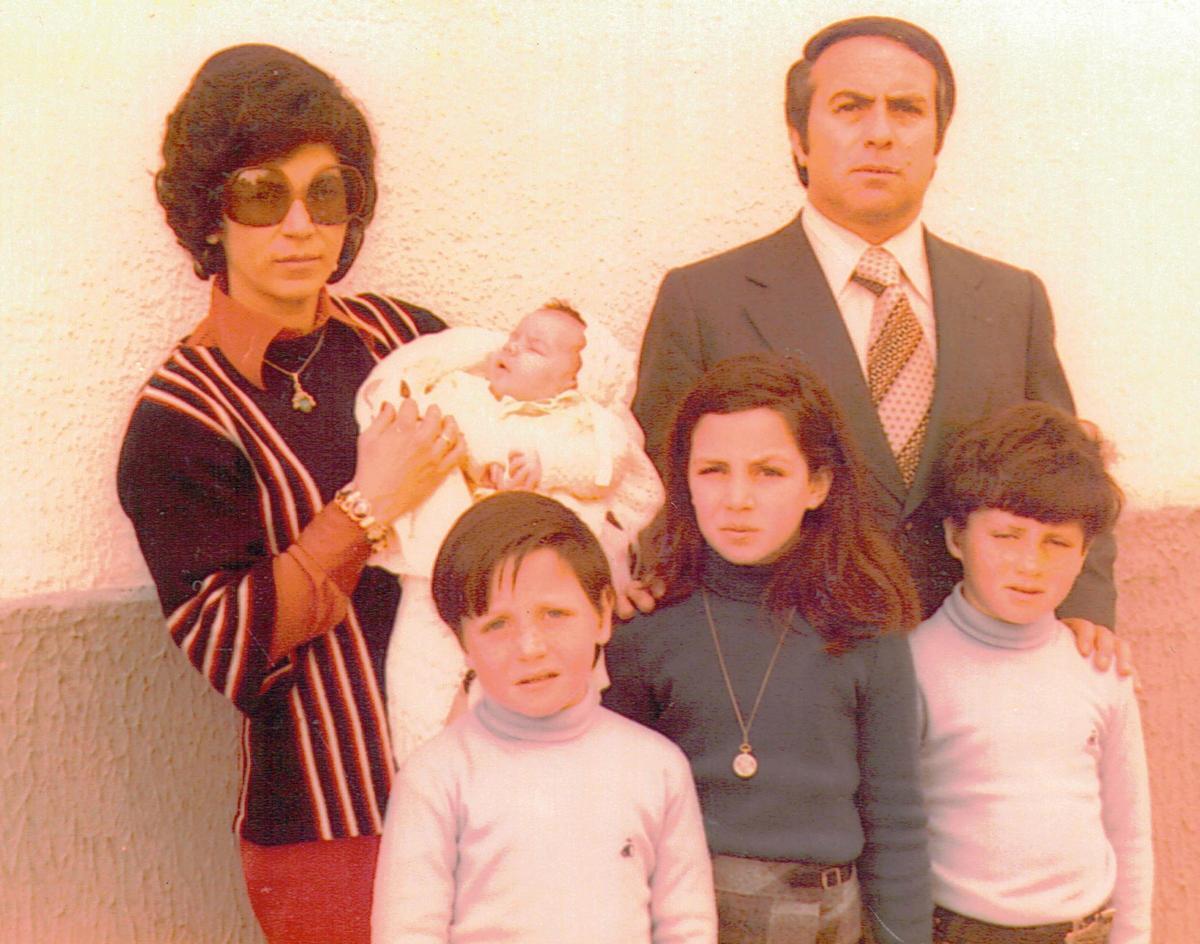 Joaquín Palomares Gómez junto a su mujer y sus 4 hijos (4ª generación). Año 1975.