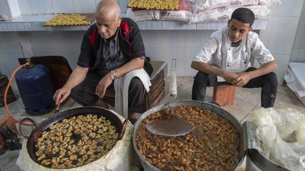 Dos marroquís preparan 'chebakía'.