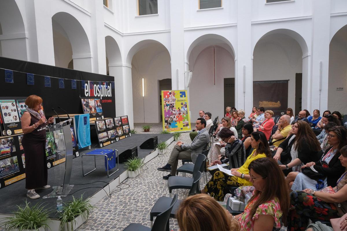 La directora del Manuel Pacheco, Maribel Rodríguez, se dirige a los docentes participantes en las jornadas, este martes.
