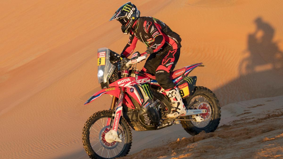 El estadounidense Ricky Brabec, líder del Dakar, al manillar de su Honda