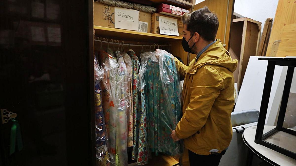 Trajes que permanecen guardados de la Comisión de Fiestas «San Andrés» de Elche. | ANTONIO AMORÓS