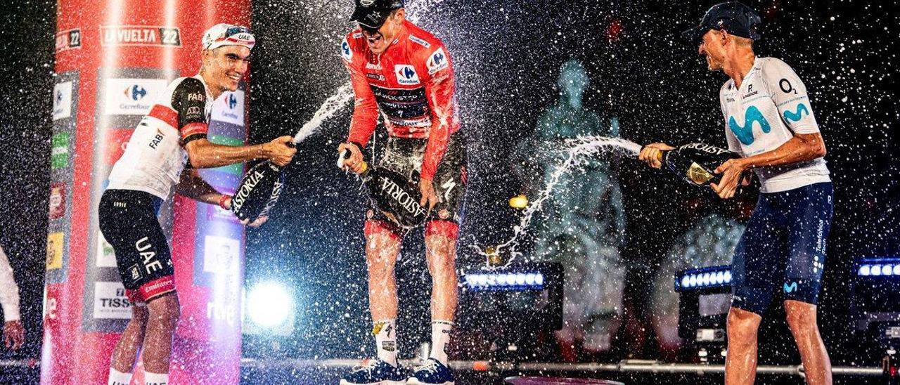 El podio final de la Vuelta 2022: Remco Evenepoel, de rojo, con Enric Mas (derecha) y Juan Ayuso.