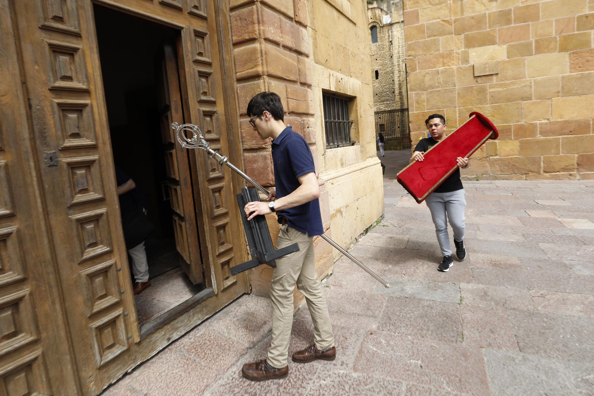 En imágenes: religiosos y amigos firman en los libros de condolencias del Arzobispado por Díaz Merchán