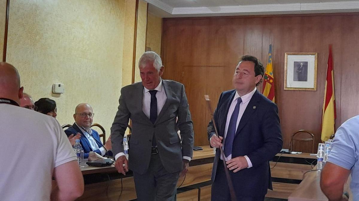 Paco Ricau e Ismael Corell, en el pleno de investidura en junio de 2023.