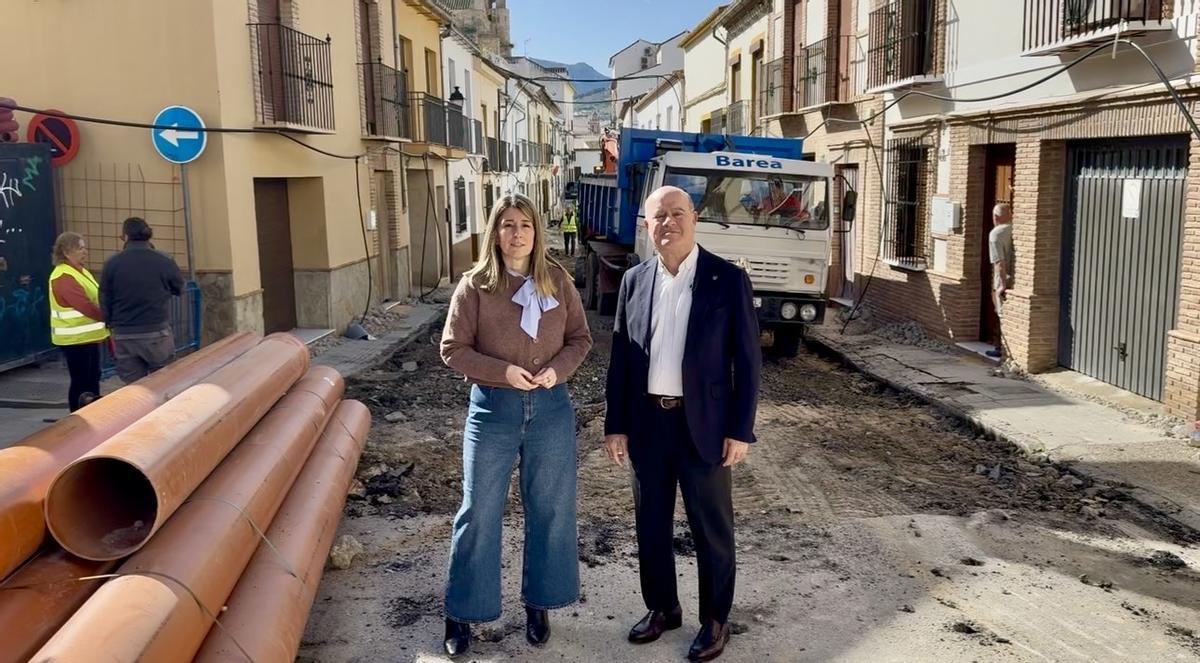 La teniente de alcalde delegada de Obras, Teresa Molina, y el alcalde de la ciudad, Manolo Barón, en la calle Taller y Ollas