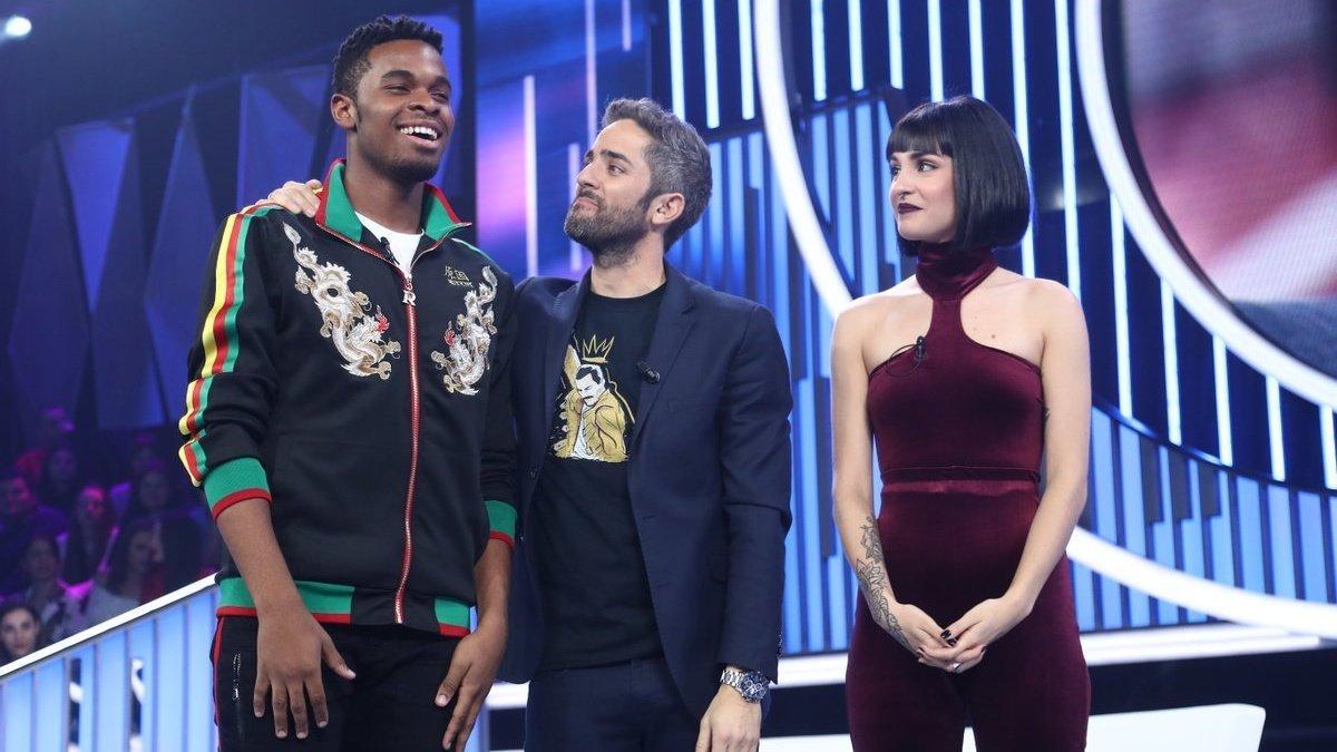 Famous y Natalia junto a Roberto Leal en 'OT 2018'