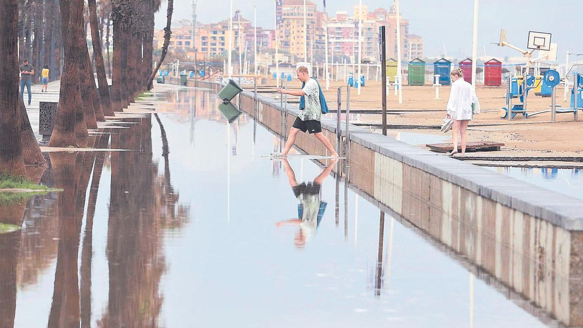 El paseo marítimo de València inundado en las últimas lluvias torrenciales de septiembre.