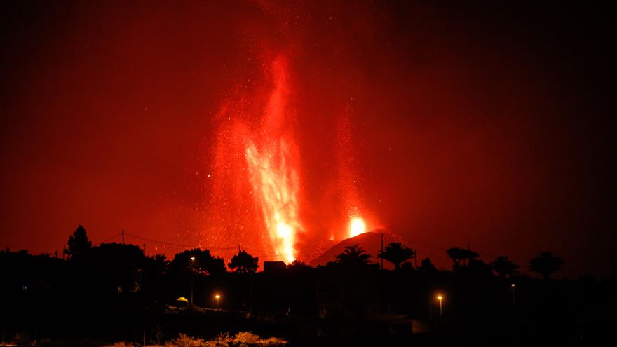 El volcà de La Palma torna a deixar anar cendres i fum després d’una breu aturada