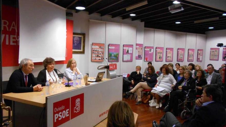 López, a la izquierda, ayer, en la Casa del Pueblo, con Javier Fernández (a la derecha) entre los asistentes.