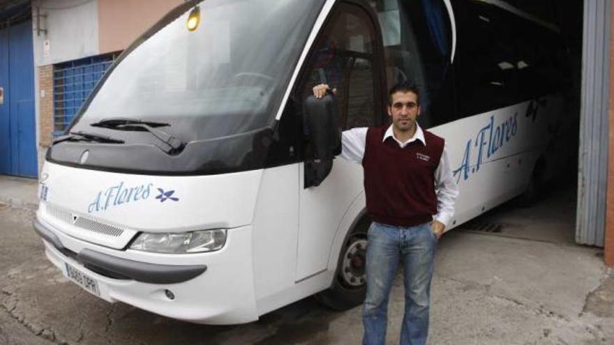 A sus 32 años, Francis compagina el fútbol con ser conductor de un autobús.