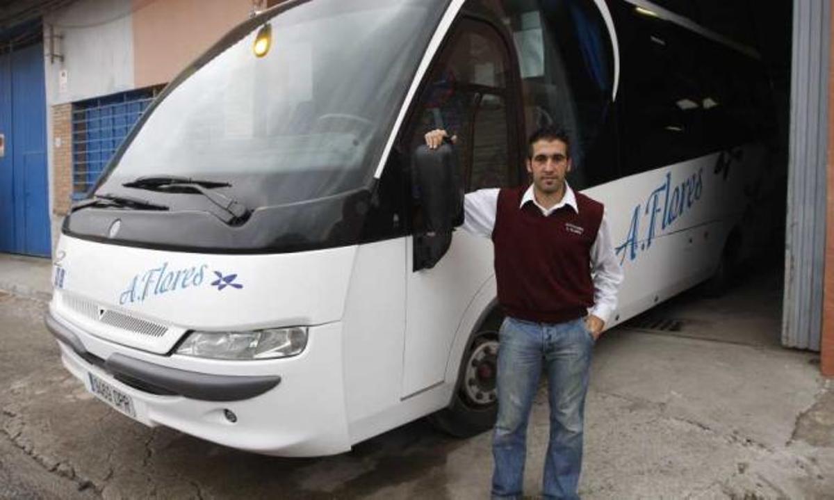 A sus 32 años, Francis compagina el fútbol con ser conductor de un autobús.