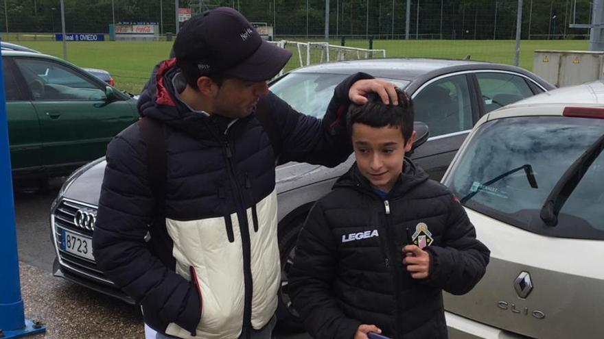 Cazorla, con un joven aficionado en El Requexón