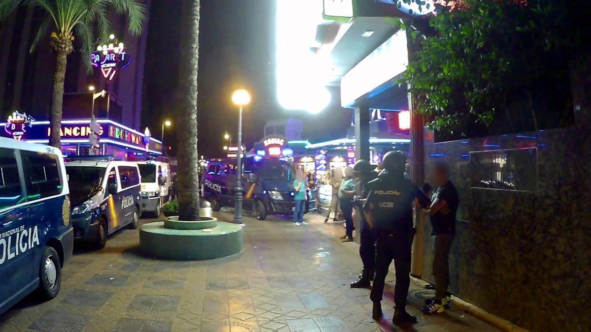 Zona de ocio de Benidorm durante un operativo policial