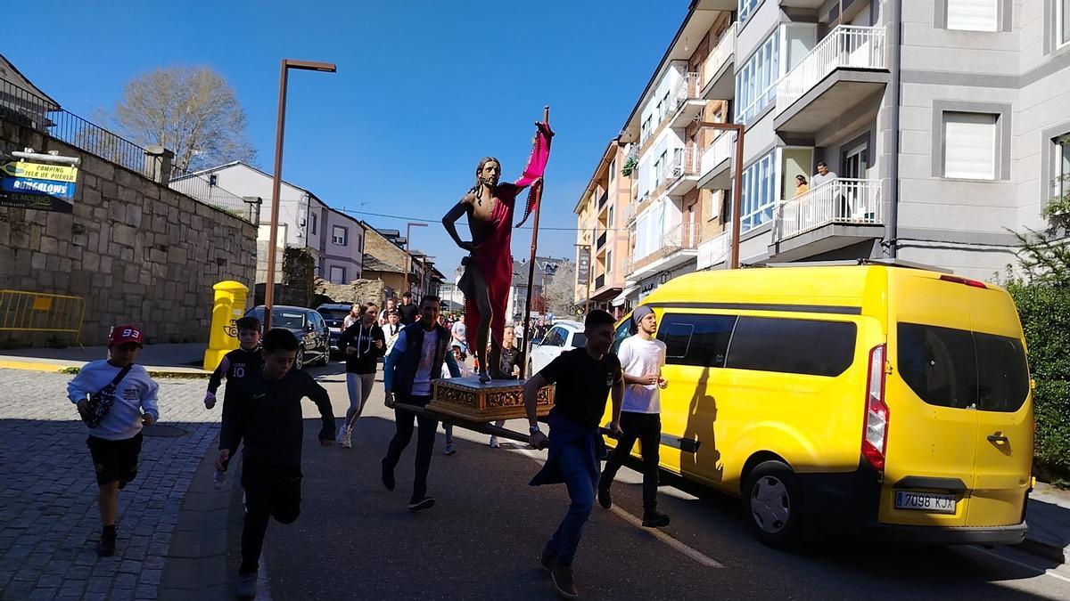GALERÍA | El Cristo Resucitado "Pincha Tajadas", a la carrera por Puebla de Sanabria