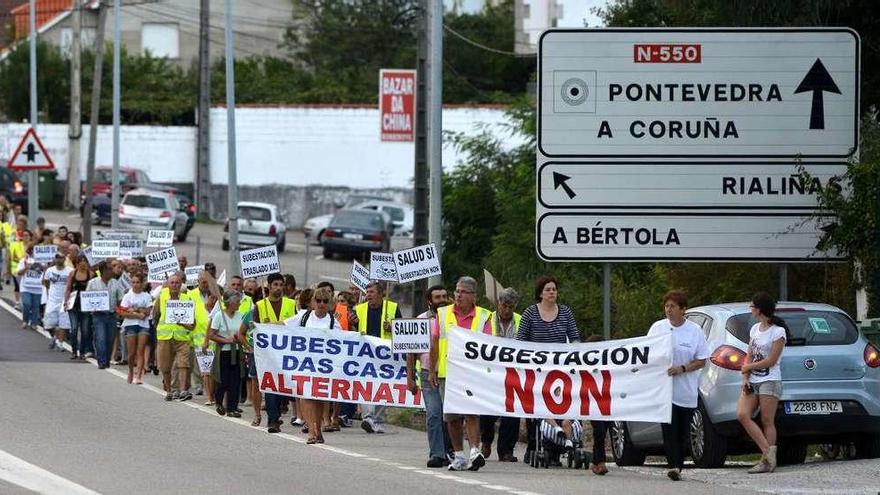 Marcha por la N-550 en agosto de 2013, una de las numerosas movilizaciones vecinales contra la subestación. // Gustavo Santos