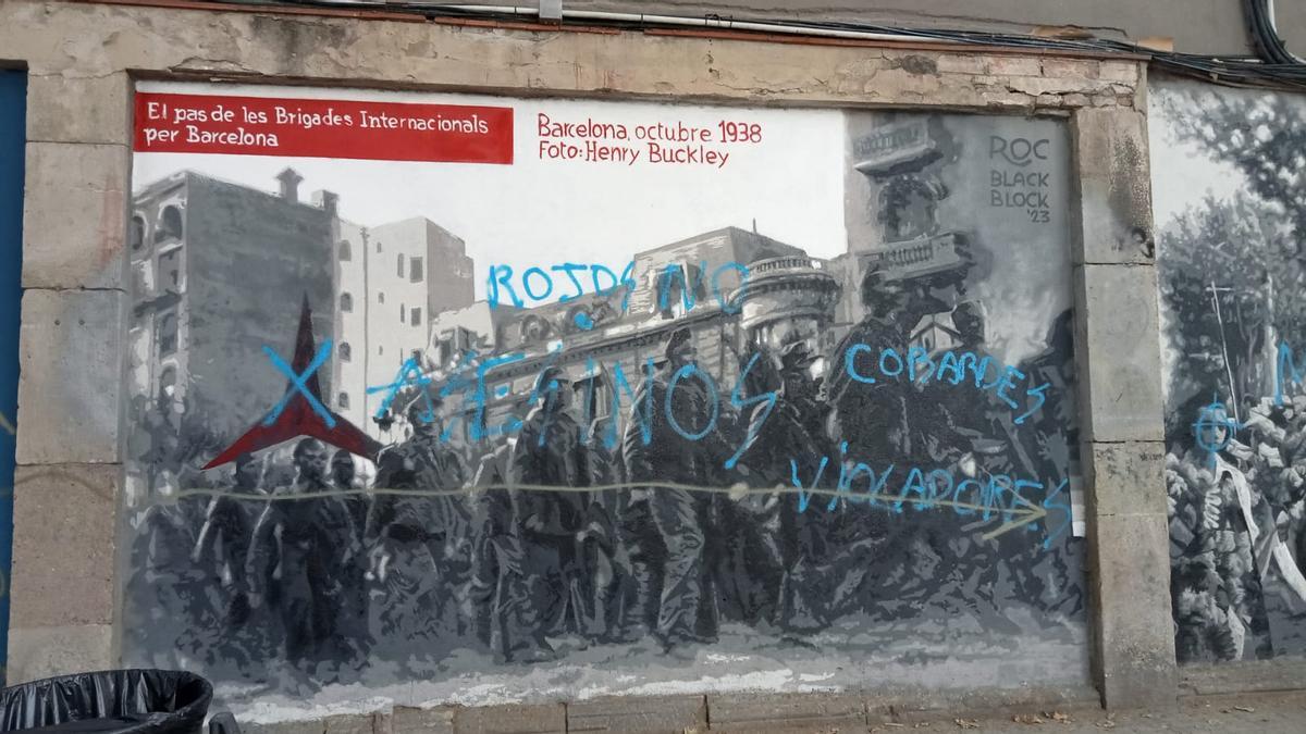 Vandalitzen el nou mural de Roc Blackblock a Barcelona amb grafitis feixistes