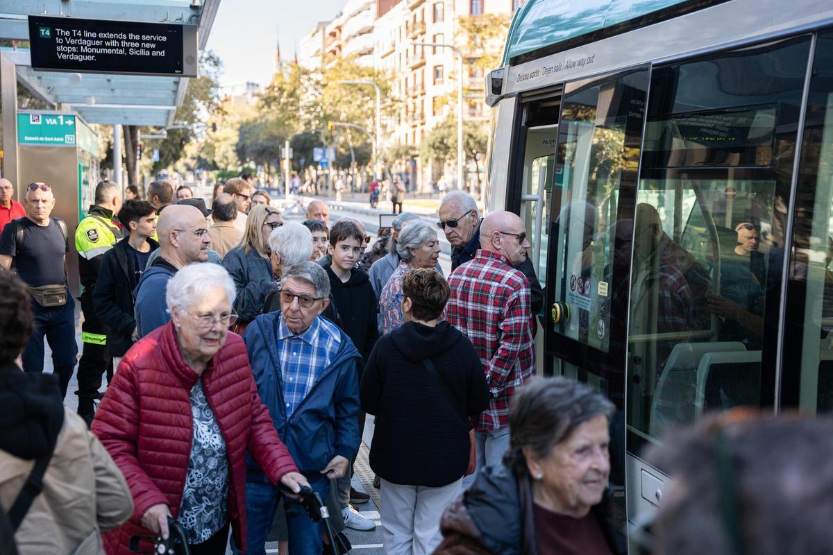 El tranvía se estrena entre Glòries y Verdaguer entre expectación vecinal y sin acto político