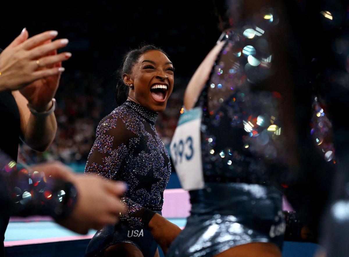 Biles sorprèn i emociona en el seu retorn als Jocs Olímpics