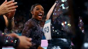 Biles sorprèn i emociona en el seu retorn als Jocs Olímpics