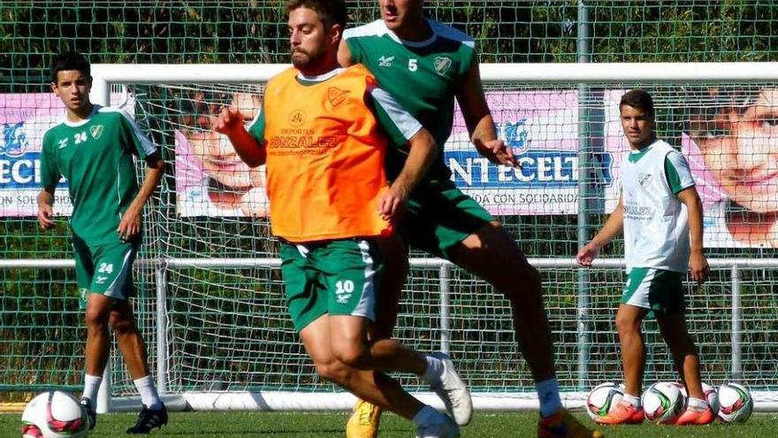 Pedro Vázquez y Acoidán, del Coruxo, en el último entrenamiento en Fragoselo. // José A. Díaz