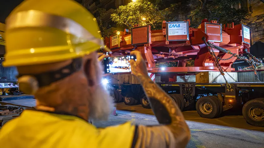 Llega de noche a Barcelona la esperada rueda gigante de la tuneladora que excava la L9 del metro