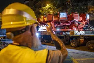 Llega de noche a Barcelona la esperada rueda gigante de la tuneladora que excava la L9 del metro