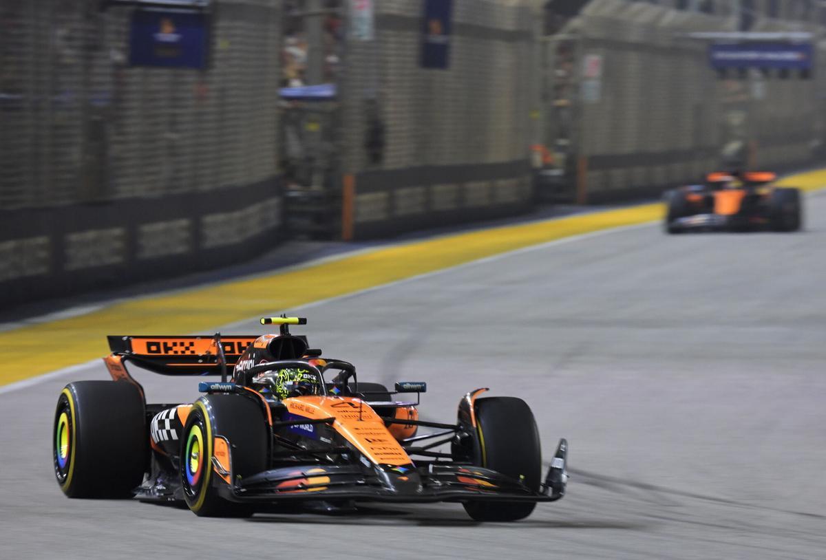 SINGAPORE (Singapore), 05/10/2025.- McLaren driver Lando Norris of Britain (L) in action during the 2025 Formula 1 Singapore Grand Prix at the Marina Bay Street Circuit in Singapore, 05 October 2025. (Fórmula Uno, Reino Unido, Singapur) EFE/EPA/TOM WHITE