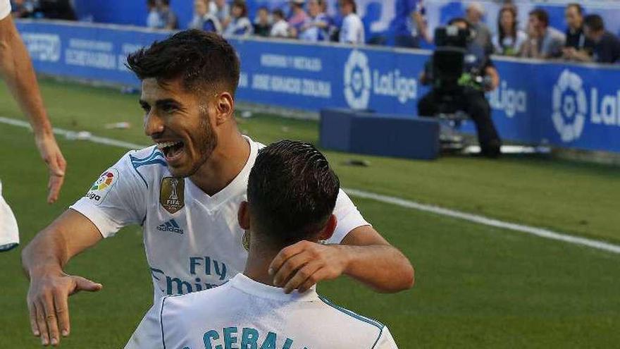 Ceballos recibe el abrazo de Asensio tras uno de los goles del andaluz.