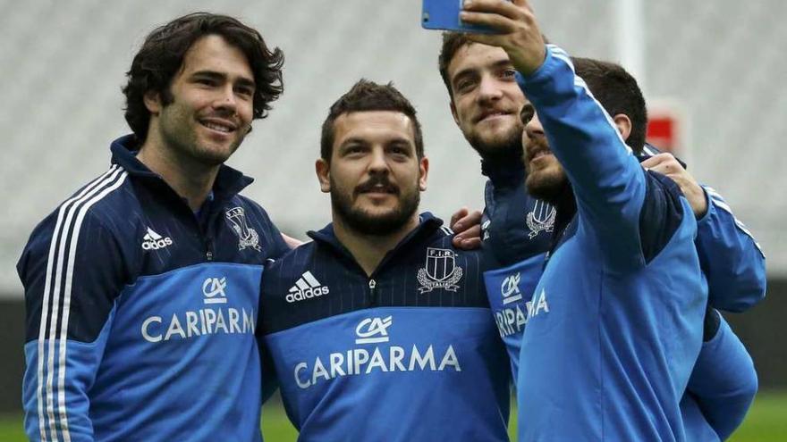 Varios jugadores italianos se hacen una foto en el Stade de France.