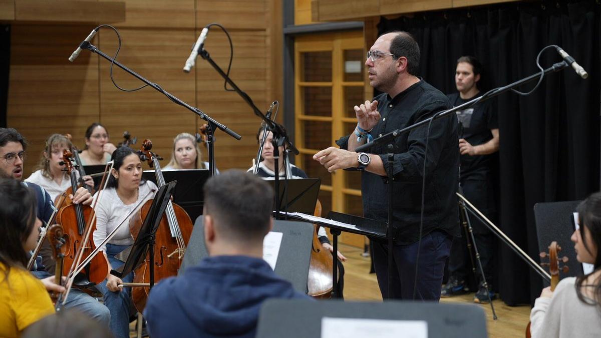 El compositor y profesor de trombón César Roig, durante un ensayo.