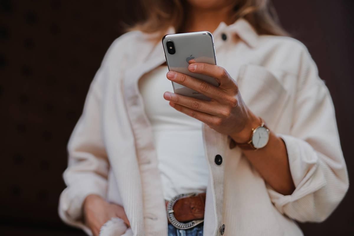 Chica con un teléfono móvil en sus manos