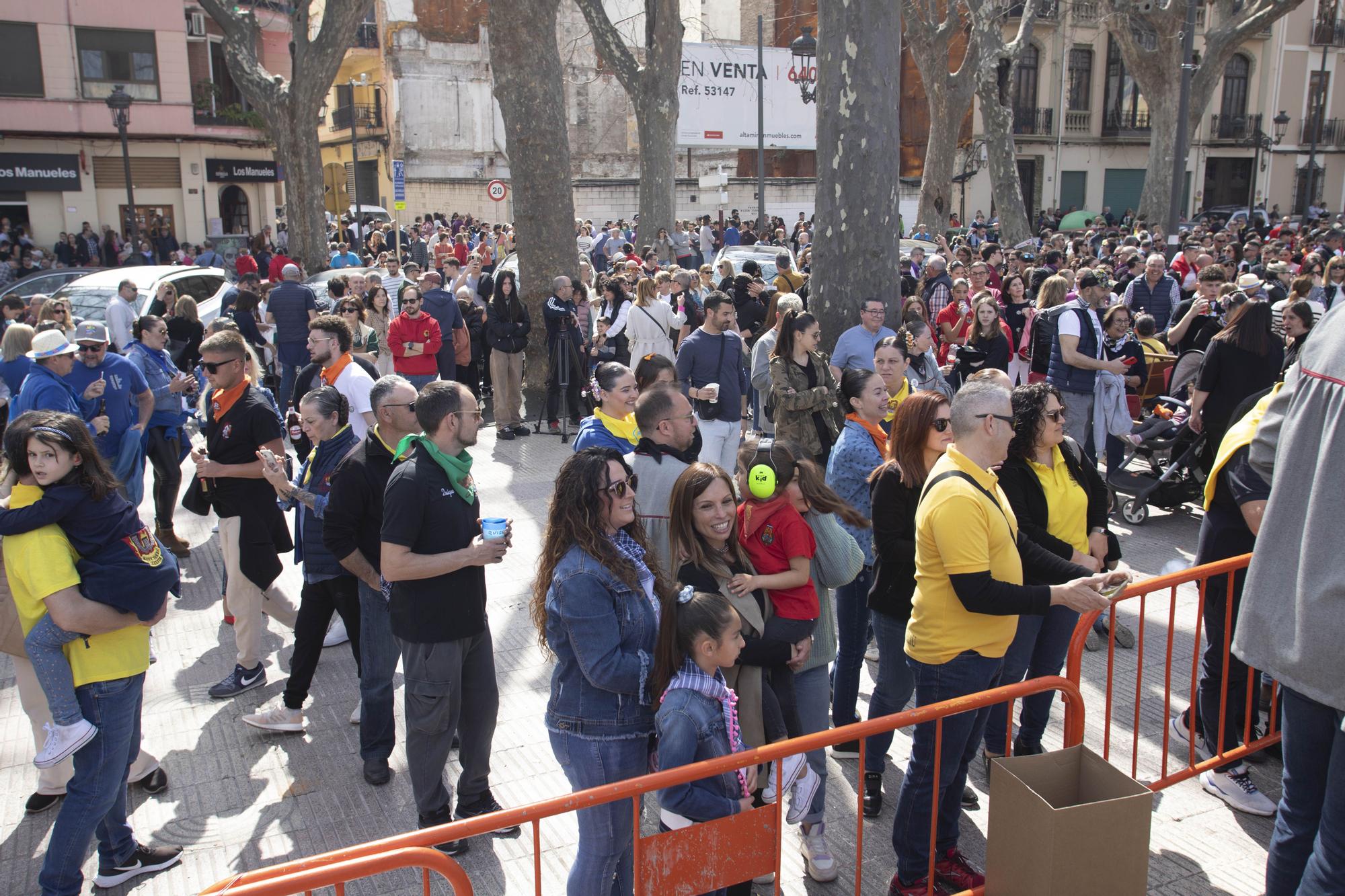 La mascletà de Caballer "retumba" en el Jardí de la Pau de Xàtiva