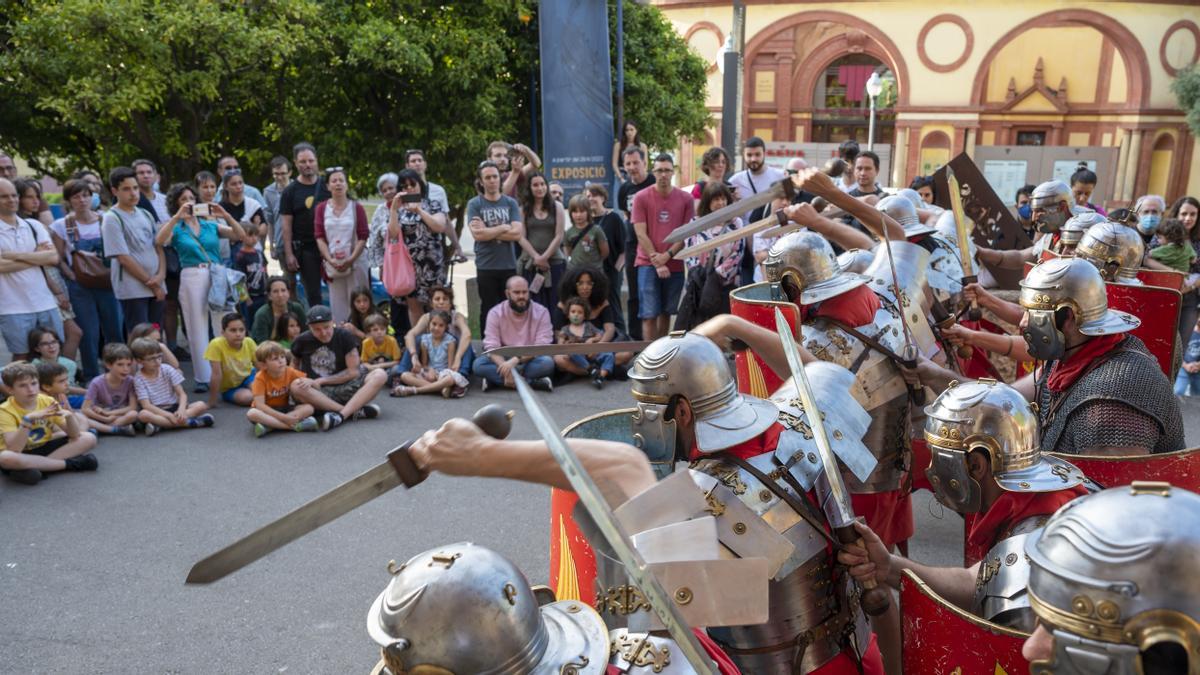 La legión romana desfila por Montjuic en la Nit dels Museus