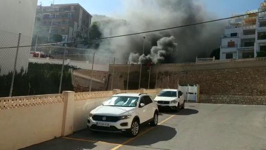 Un incendio en Santa Pola ocasiona numerosos daños y el desalojo de viviendas