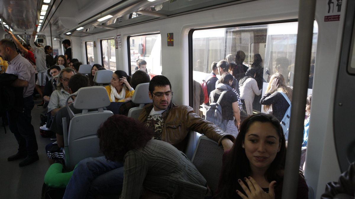 Imagen de archivo de trenes afectados por los retrasos en la red de Cercanías de València.