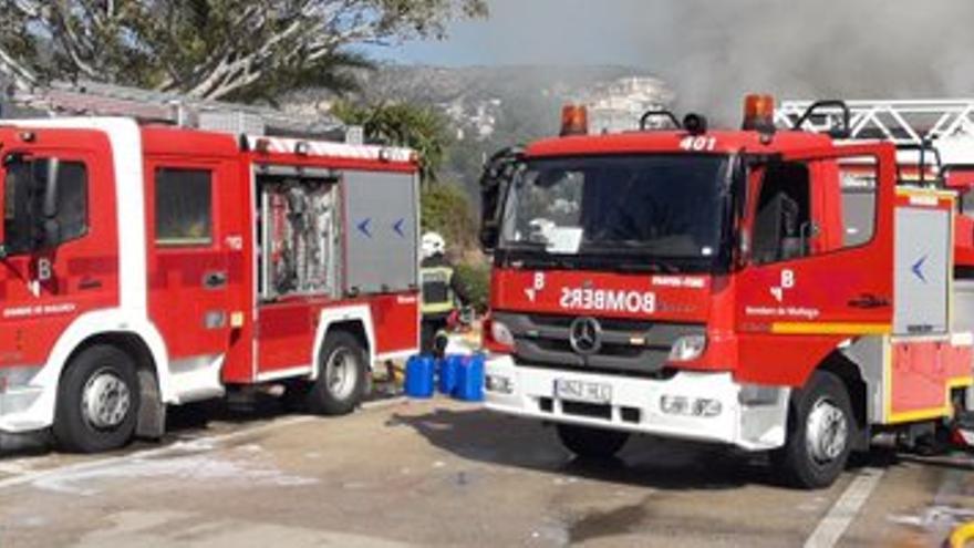 Los Bombers sofocan un incendio en un piso en Can Picafort