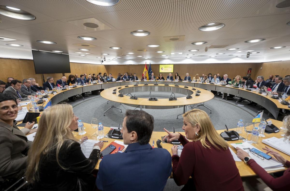 14/01/2026 La consejera de Economía de la Comunidad de Madrid, Rocío Albert (i), durante el Consejo de Política Fiscal y Financiera (CPFF), a 14 de enero de 2026, en Madrid (España). Durante la reunión del Consejo de Política Fiscal y Financiera (CPFF), la ministra presentará a las comunidades autónomas el nuevo modelo de financiación, que ya ha provocado el rechazo tanto en las regiones gobernadas por el PP como entre algunos dirigentes socialistas por haberse negociado previamente con ERC. ECONOMIA Alberto Ortega - Europa Press