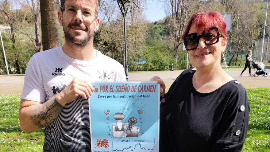 Álex Rodríguez y Carmen Fernández, con el cartel del reto solidario.