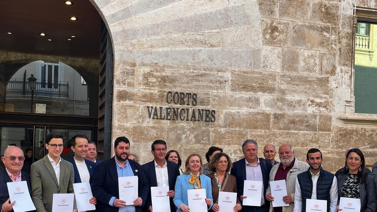 La Unió Municipalista registrando la ILP para rebajar el listón electoral