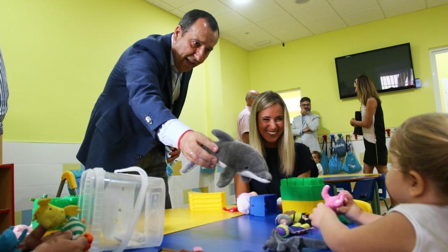 Ruiz Espejo y Patricia Alba en una visita al CEI Pequeño Avión este lunes.