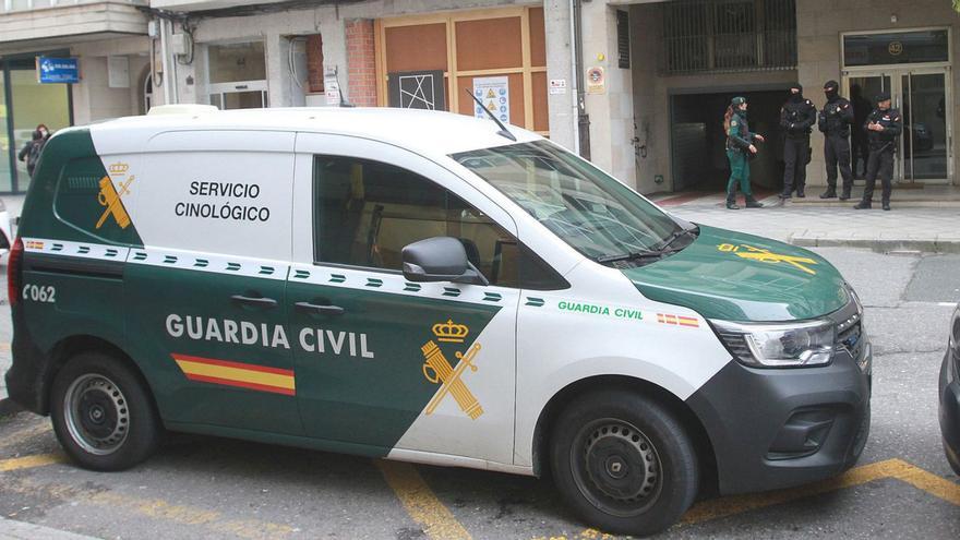 Despliegue de distintas unidades de la Guardia Civil, el martes, en la calle Sáenz Díez.