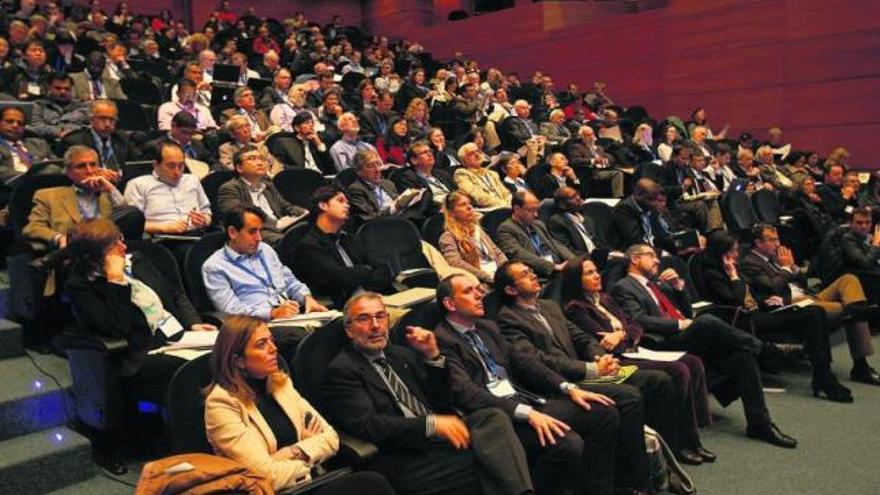 La sesión inaugural se celebró en al auditorio del Centro Social Novacaixagalicia. En primera fila, los catedráticos de       la Universidad de Vigo Alberto Gago y Xavier Labandeira; José R. Picatoste, de la Oficina Española de Cambio Climático; la delegada de la Xunta María José Bravo Bosch; y el vicerrector Manuel       Fernández Iglesias.  // J. de Arcos