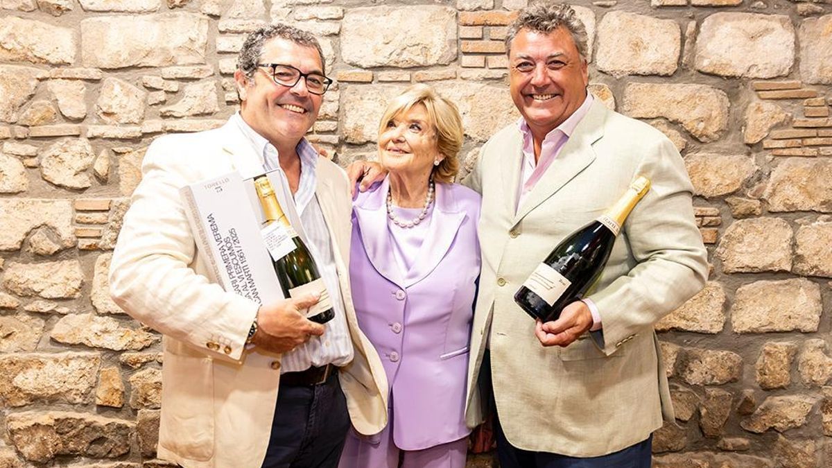 Toni de la Rosa Torelló, Ernestina Torelló y Paco de la Rosa Torelló.