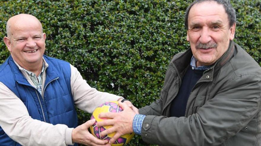 Alfonso Castro y Carlos Devesa posan con un balón entre sus manos.