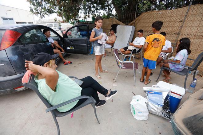 Asentados a las puertas de Can Rova tras el desalojo