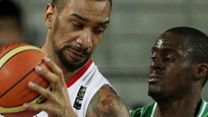 John Ramos (i) de Puerto Rico lucha por el balón con Mohamed Kone (d) de Costa de Marfil durante su partido del Mundial de Baloncesto Turquía 2010 celebrado en 2010 en el Ankara Arena, de Ankara, Turquía.